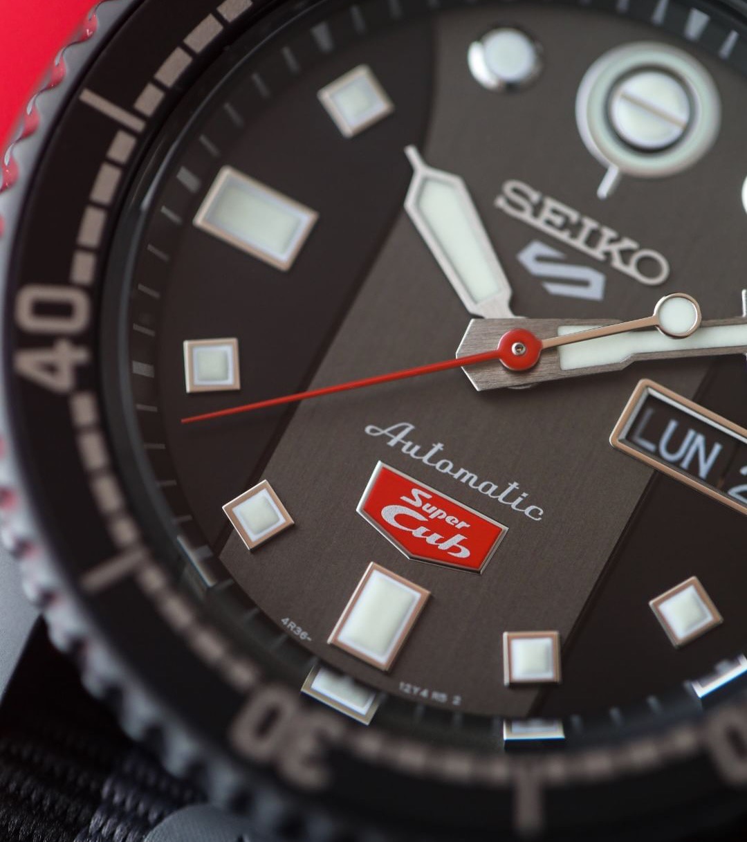 SEIKO 5 SPORT HONDA SUPER CUP C125 LIMITED EDITION SRPJ75K1 - NAM - KÍNH KHOÁNG - DÂY DÙ - AUTOMATIC - SIZE 42.5MM - MÁY NHẬT - Ảnh 3